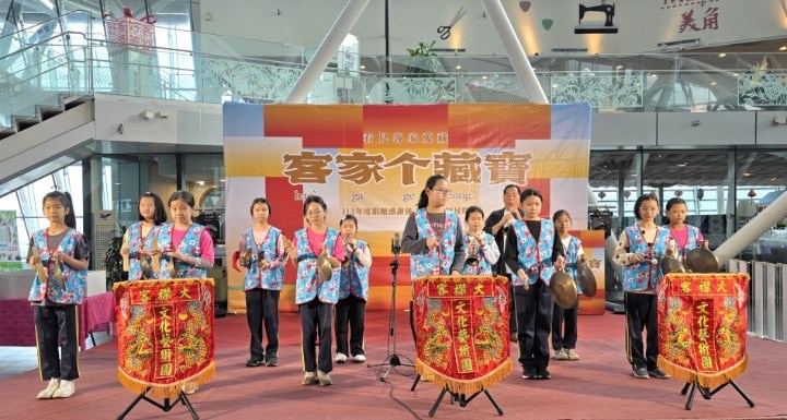 「大襟客客家文化藝術團」賴仁政老師與中興國小小朋友演奏八音表演